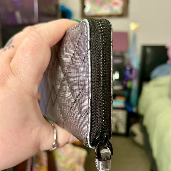 Marc by Marc Jacobs Wristlet Zip Wallet RARE Quilted Metallic Gray Silver - Picture 4 of 10